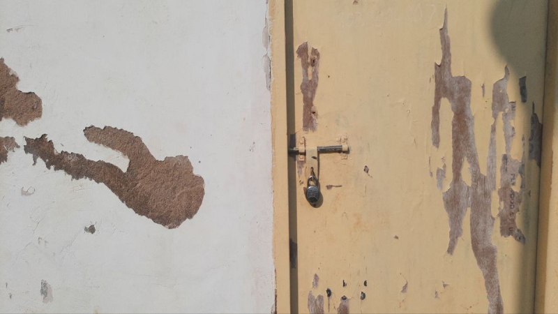 ग्वालियर. शहर में खेल प्रतिभाओं को बढ़ावा देने के उद्देश्य से स्मार्ट सिटी परियोजना के तहत लाखों रुपए खर्च कर तैयार किया गया एमएलबी कॉलेज का खेल मैदान आज बदहाल स्थिति में है। मैदान का निर्माण कार्य करीब तीन साल पहले पूरा हो चुका है, लेकिन अब तक इसे कॉलेज प्रबंधन को हैंडओवर नहीं किया गया। नतीजतन न तो मैदान का रखरखाव हो पा रहा है, न ही खिलाड़ी इसका सही उपयोग कर पा रहे हैं।