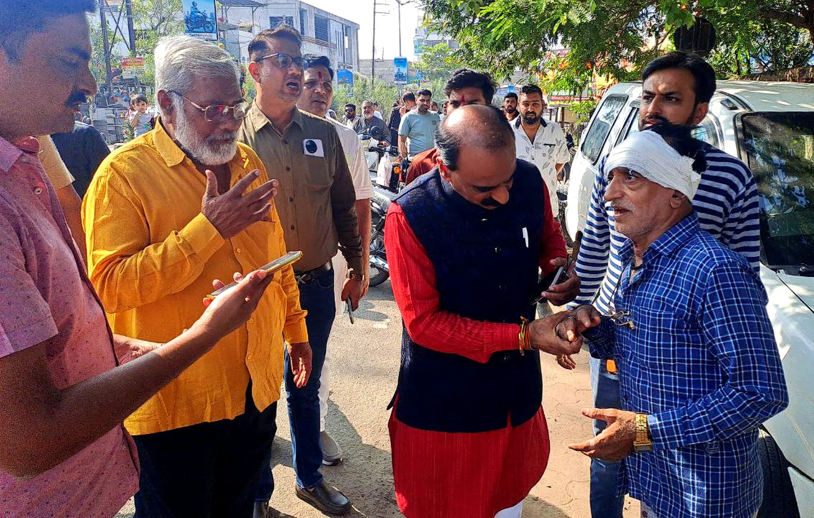 नकली पुलिसकर्मियों ने दिनदहाड़े कपड़ा व्यवसायी से की लूट, सोने की दो अंगूठी व चेन लूटकर ले गए