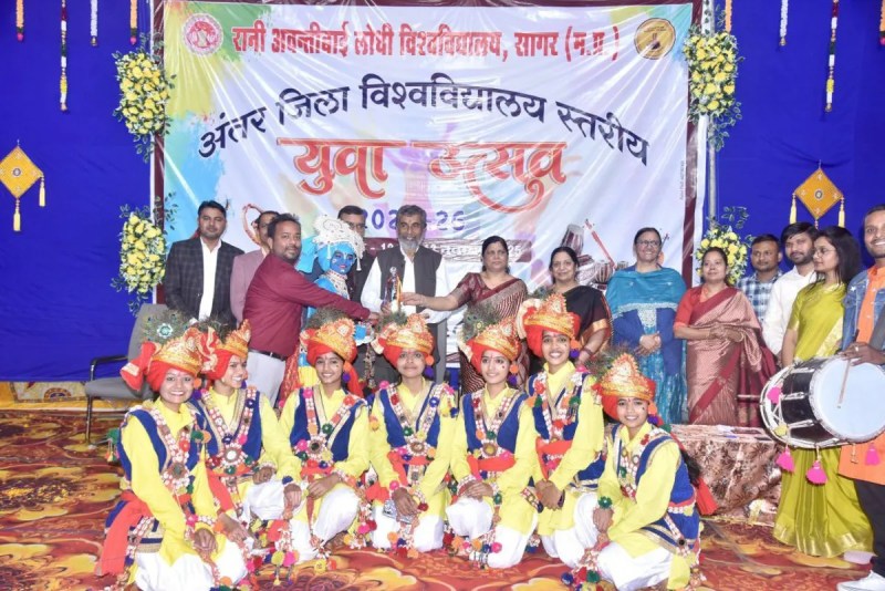 21 विधाओं में सागर और दमोह के कॉलेज विद्यार्थियों ने लिया भाग 