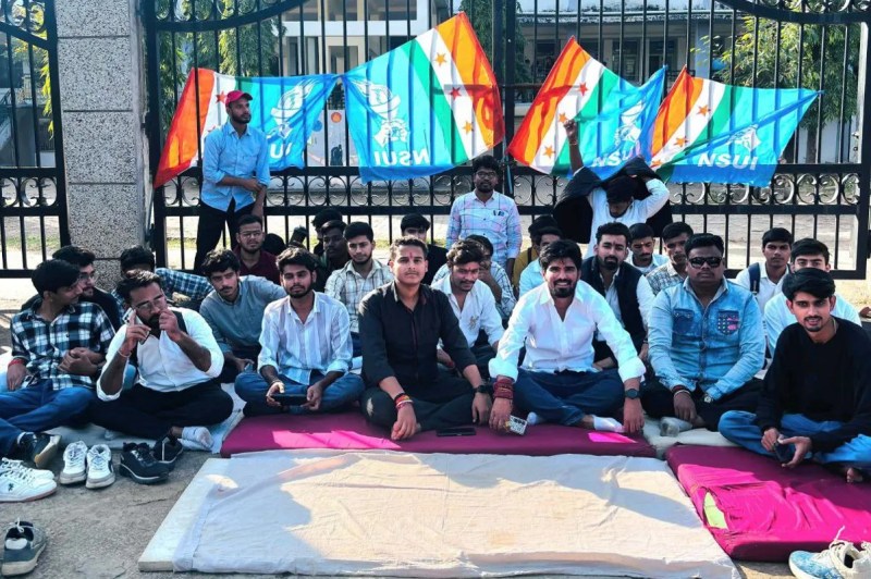 प्रशासनिक भवन के गेट के सामने बैठकर नारे लगाए, 