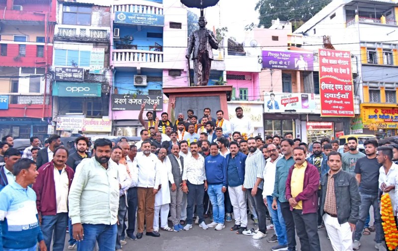 तीनबत्ती पर एकजुट होकर जमकर आतिशबाजी की