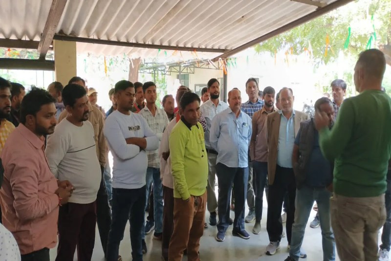 वेतन कटौती से नाराज आउटसोर्सिंग बिजली कर्मियों का हंगामा (फोटो सोर्स : News Whatsapp Group )