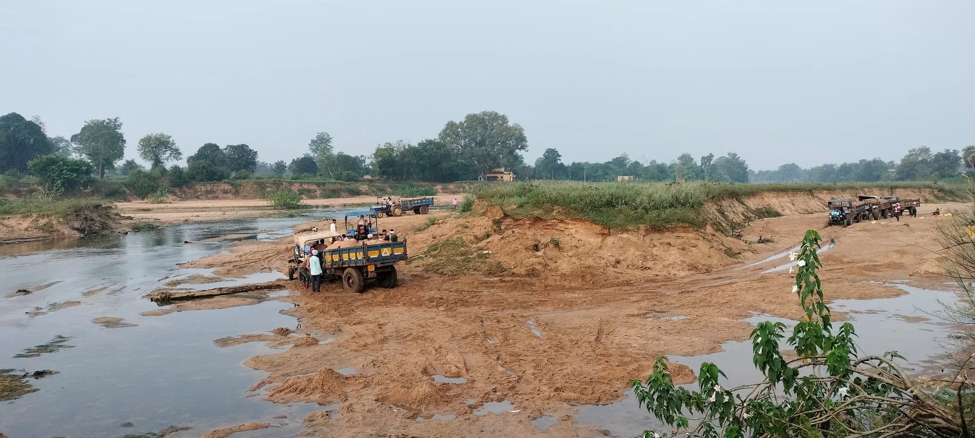 चंदन नदी से अवैध रेत खनन, जिम्मेदार मौन