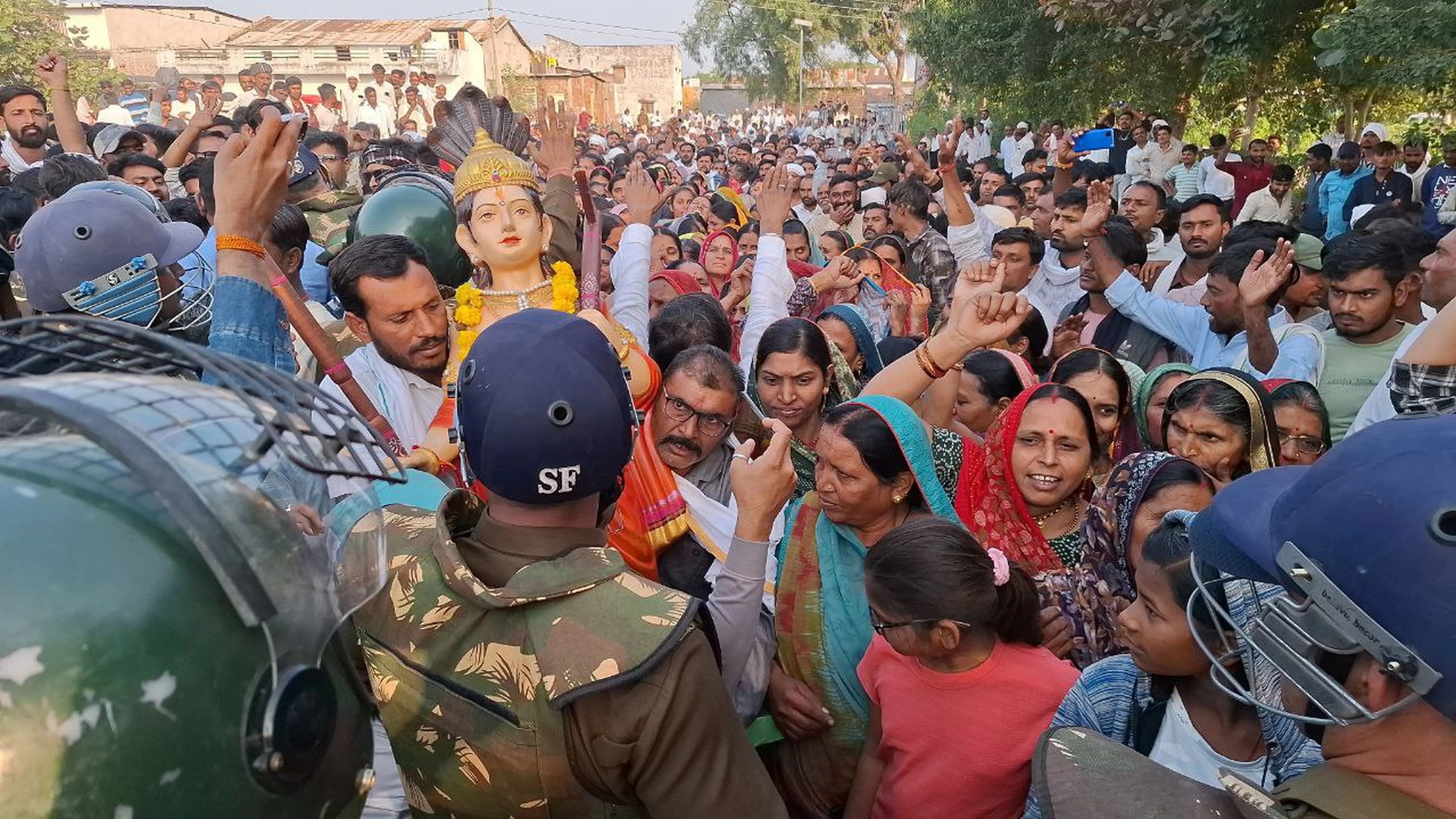 प्याज के दाम नहीं मिलने से फूटा किसानों का आक्रोश, रेल रोकने के लिए हजारों की संख्या में जुटे