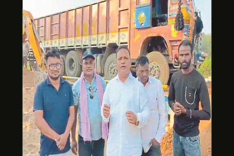 ओवरलोड ट्रकों की भरमार (photo source- Patrika)