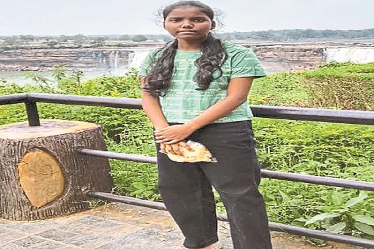 खाना खाने के बाद बेहोश हुई छात्रा (photo source- Patrika)