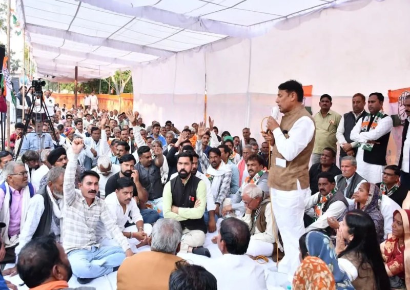 जिले के किसानों से जुडे मुद्दों को लेकर जिला कांग्रेस कमेटी द्वारा नव निर्वाचित विधायक प्रमोद जैन भाया के नेतृत्व में जिला कलक्टर कार्यालय के समक्ष धरना देकर मुख्यमंत्री के नाम ज्ञापन सौंपा। इस दौरान सरकार के खिलाफ जमकर नारेबाजी की गई।