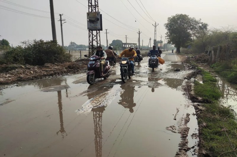 Dirty water from the colony on the new road worth crores