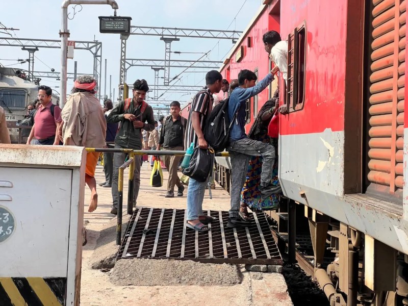 Passengers forced to get on the tracks, fall and get injured in their haste
