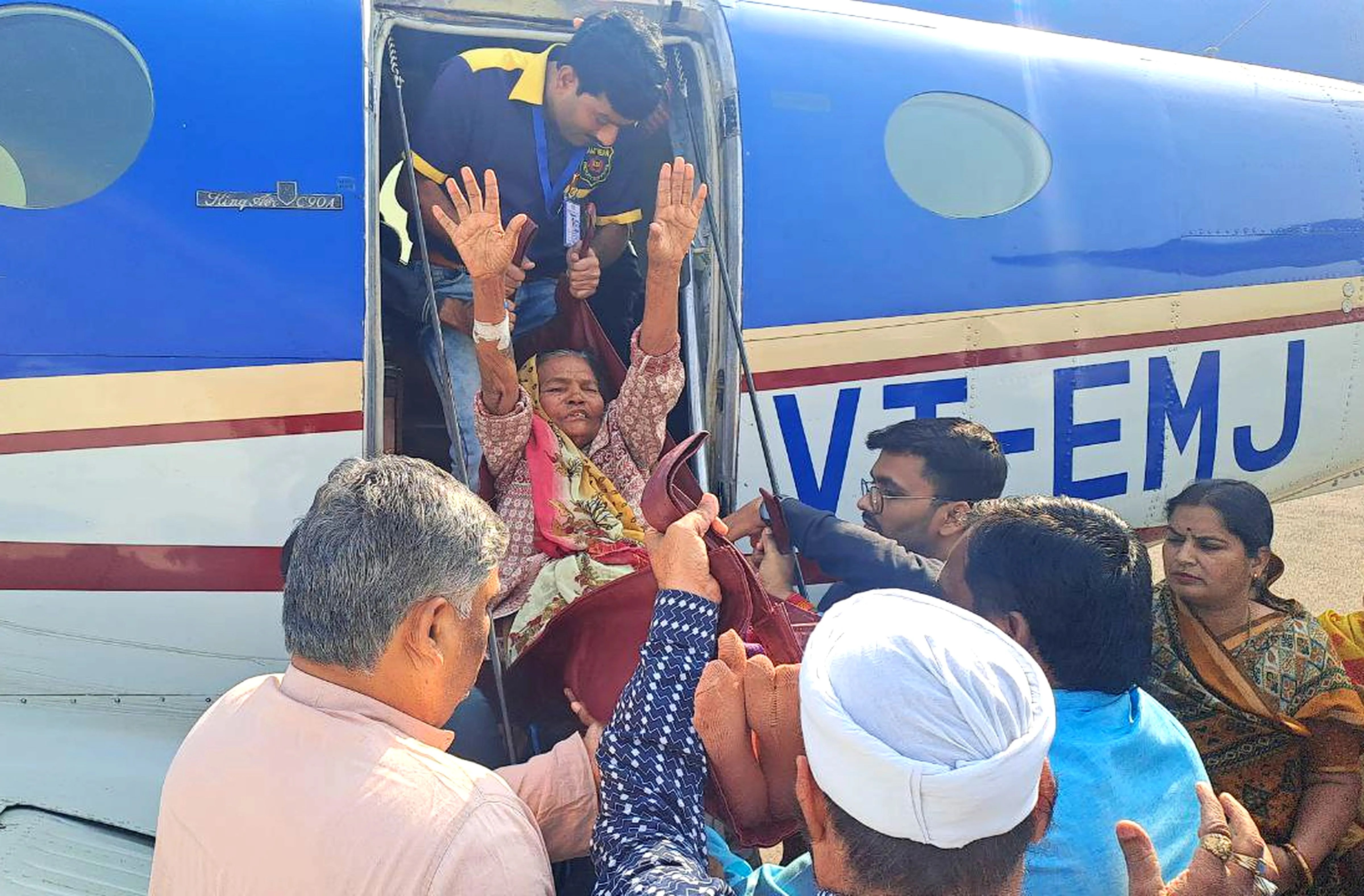 प्रचार और उपचार का एयरलिफ्ट…तारा बाई चार्टर प्लेन से 60 मिनट में पहुंची इंदौर