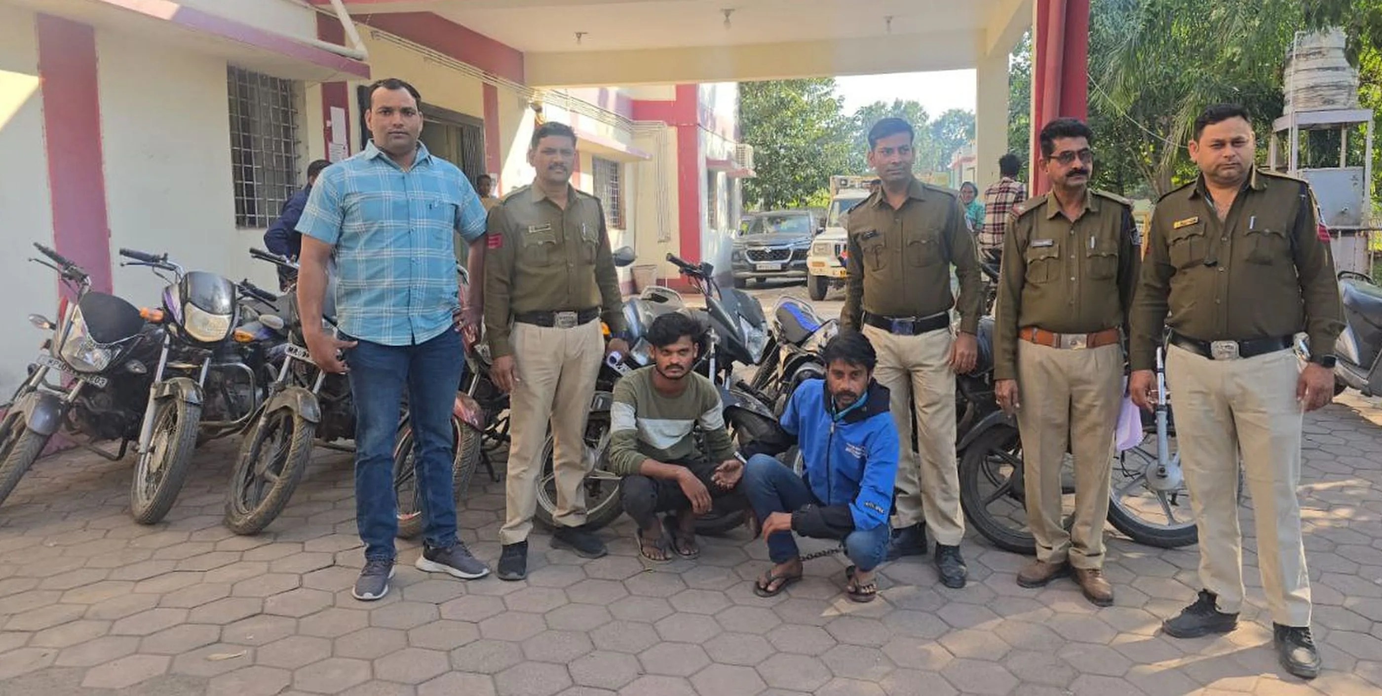 बाइक चोरी कर बेचने वाले दो शातिर दोस्त गिरफ्तार, दस बाइक जब्त