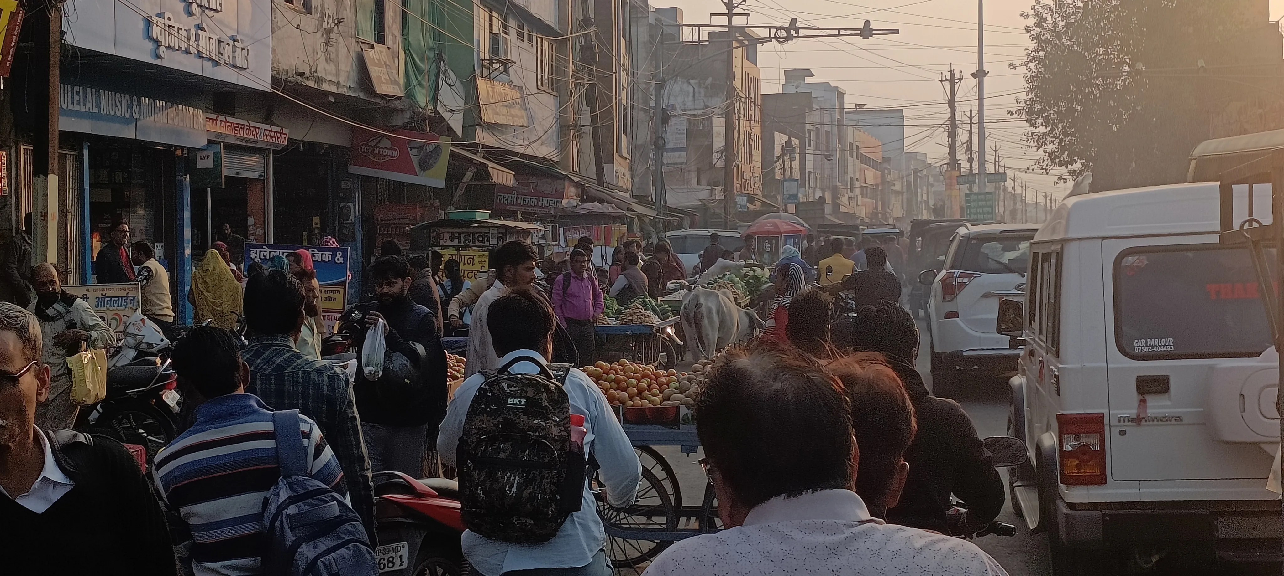 The encroachment removal drive continued for two days, and as soon as the action stopped, handcarts started standing on the roadside again.