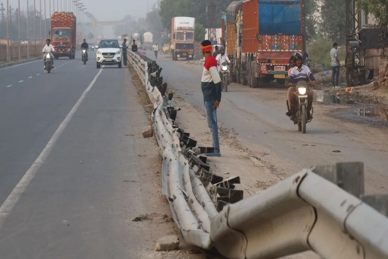 हाइवे पर लापरवाही...हाइसे पर जिम्मेदारी होगी तय Negligence on the highway...responsibility will be fixed on the highway