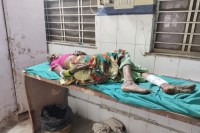 खेत विवाद में दो पक्ष भिड़े, लाठी-डंडे और फरसा चले Two sides clashed over a farm dispute, using sticks and axes.