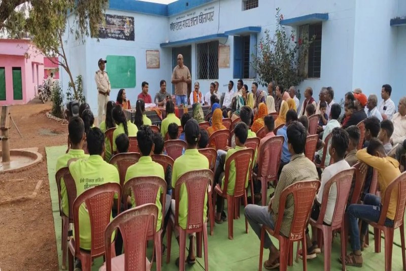 फोटो 03 - पेंच क्षेत्र के ग्रामीणों से चर्चा करते अधिकारी। - फाइल फोटो।