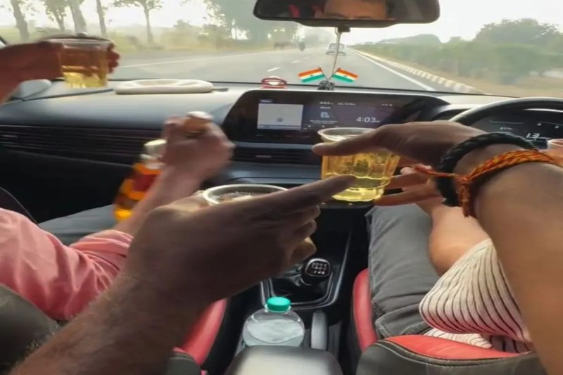 चलती गाड़ी शराब सेवन का मामला, हेड कांस्टेबल समेत दो और निलम्बित Head constable and two others suspended for consuming alcohol in a moving vehicle