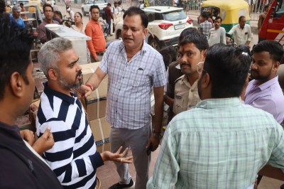 दो दिन की समय सीमा, नहीं तो दुकानें होंगी सीज Two days' deadline, otherwise shops will be seized