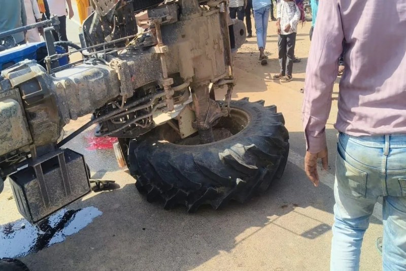 अनियंत्रित होकर टे्रक्टर ट्रॉली, 1 की मौत 3 घायल Tractor trolley goes out of control, 1 dead, 3 injured