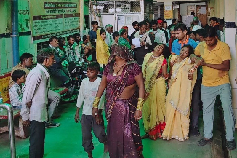 ओवरलोड पिकअप के टायर निकले, एक दर्जन घायल Tires of overloaded pickup burst, a dozen injured