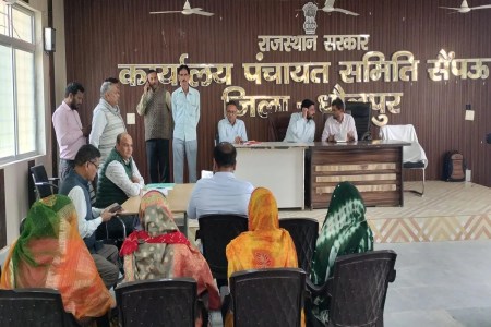 कोरम पूरा न होने पर सैंपऊ प्रधान के खिलाफ लाया अविश्वास प्रस्ताव निरस्त The no-confidence motion against the head of the village was cancelled due to lack of quorum