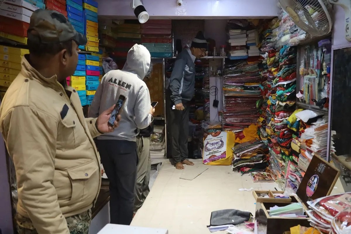 दुकान के ताले तोड़़े, साडिय़ां और नकदी पार Shop locks broken, sarees and cash stolen