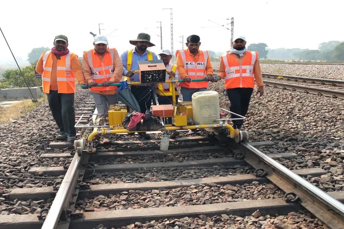 रेल पटरियों की सुरक्षा को मिला डिजिटल कवच Rail track safety gets digital cover