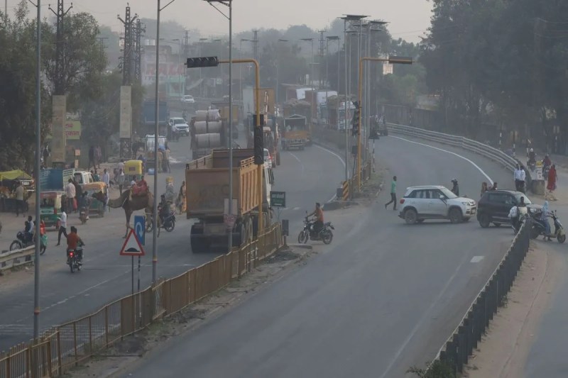 शहर का वाटरवक्र्स चौराहा: हादसों के बाद भी नहीं जली बत्ती, हालात बदतर City's Waterworks intersection: Lights remain off even after accidents, worsening conditions