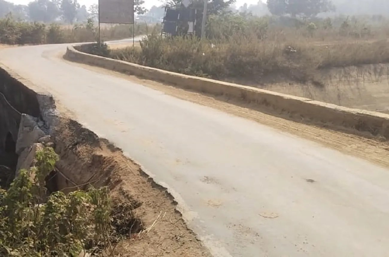 चंद दिनों में ही उखडऩे लगी देवरीटोला में बनी सीमेंट सडक़ सीसी सडक़ से बाहर आई नुकीली गिट्टियां, चढ़ाया सीमेंट का लेप