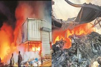 वेस्ट मटेरियल फैक्ट्री में आग (photo source- Patrika)