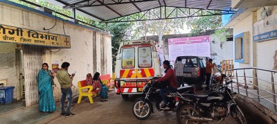 The Civil Hospital is not stopping the arbitrariness of the people, vehicles are being parked at the gate, ambulances get stuck.