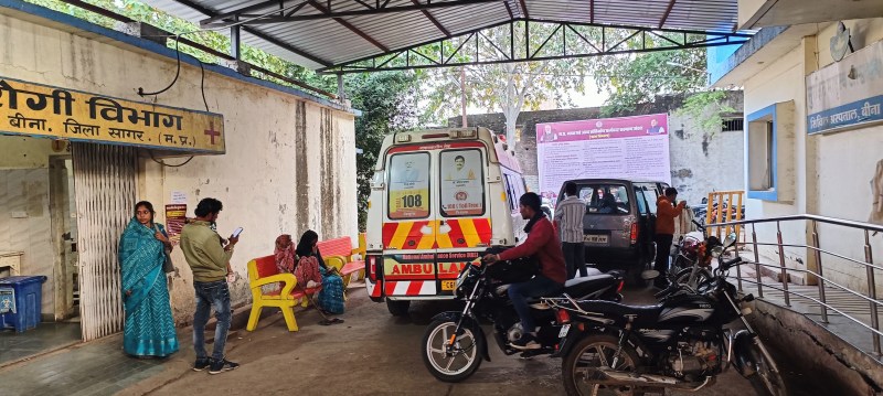 The Civil Hospital is not stopping the arbitrariness of the people, vehicles are being parked at the gate, ambulances get stuck.