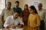 SIR फॉर्म भरते सांकेतिक तस्वीर फोटो जेनरेट
