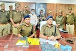 पकड़े गए आरोपी मां बेटे के साथ पुलिस टीम