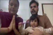 अफ्रीका के कैमरून में फंसे आगरा के धीरज जैन, पत्नी और बेटी; भारत सरकार से लगाई सुरक्षित वापसी की गुहार (फोटो सोर्स : X वीडियो वायरल )