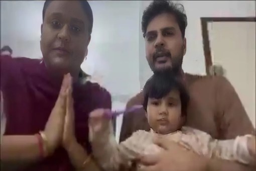 अफ्रीका के कैमरून में फंसे आगरा के धीरज जैन, पत्नी और बेटी; भारत सरकार से लगाई सुरक्षित वापसी की गुहार (फोटो सोर्स : X वीडियो वायरल )