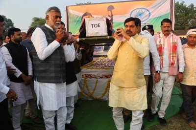 शहीद की अर्थी को कांधा देते मुख्यमंत्री, पंचायत मंत्री।