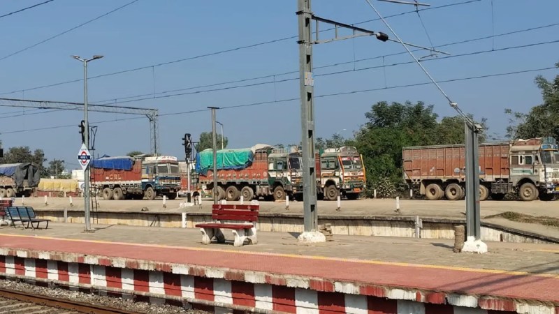 सीमेंट रैक से उडऩे वाली धूल से लोग परेशान