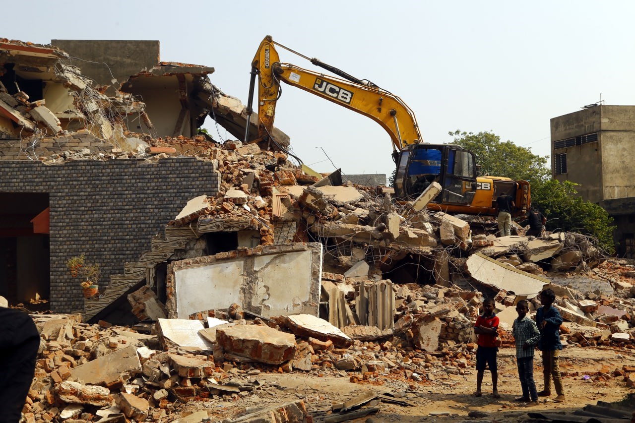 अहमदाबाद के इसनपुर तालाब के आसपास बड़ी कार्रवाई, 925 मकानों को गिराने का काम शुरू