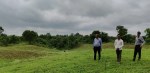 पशु चिकित्सा विभाग के अधिकारी चयनित भूमि को देखते हुए।