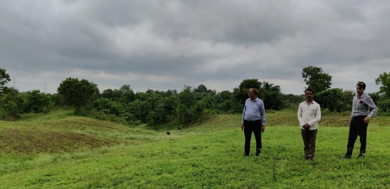 पशु चिकित्सा विभाग के अधिकारी चयनित भूमि को देखते हुए।
