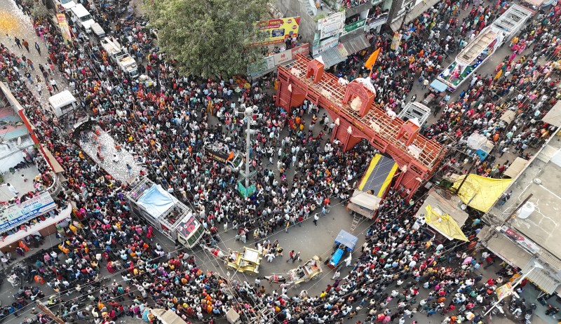 Devotees were delighted to see the grandeur of Shri Ram Mahabaraat, a huge crowd gathered to have darshan.
