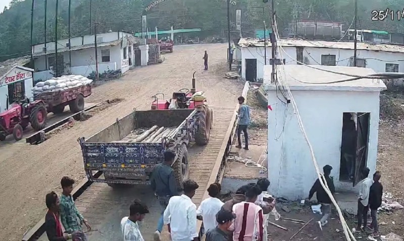 बचई स्थित मिल परिसर में हुए घटनाक्रम की स्थिति। मिल के सीसीटीवी कैमरे में रिकार्ड दृश्य।