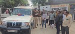 कोतवाली पुलिस कार्रवाई के दौरान।
