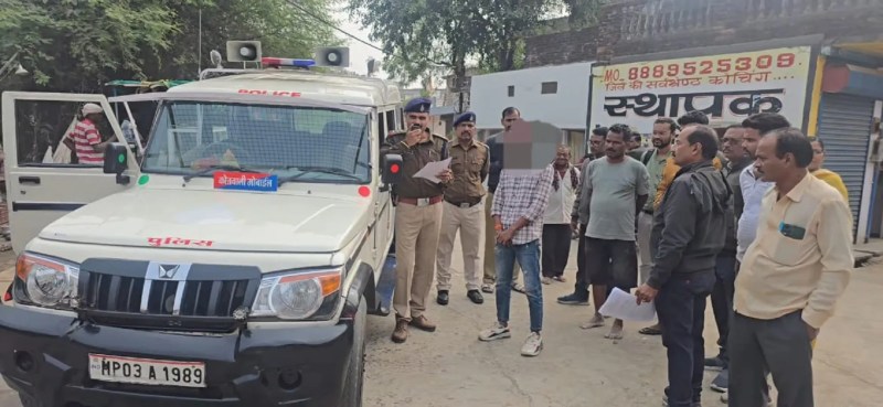 कोतवाली पुलिस कार्रवाई के दौरान।