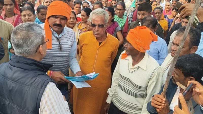 प्रस्तावित जमींन से अलग निर्माण कार्य करवाए जाने के आरोप