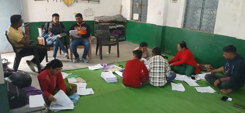 एसआईआर का कार्य पूरा करने अमला इस तरह जुटा है।