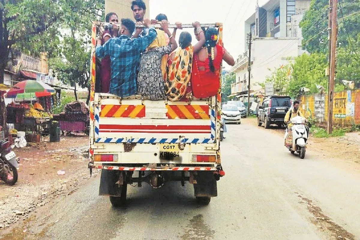 धान कटाई के लिए भी ढोए जा रहे श्रमिक (photo source- Patrika)