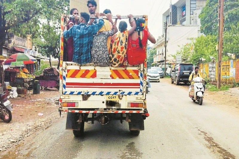 धान कटाई के लिए भी ढोए जा रहे श्रमिक (photo source- Patrika)