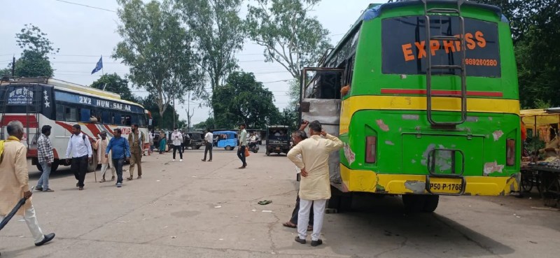 जिला मुख्यालय का बस स्टैंड जहां से बसों का संचालन होता है।