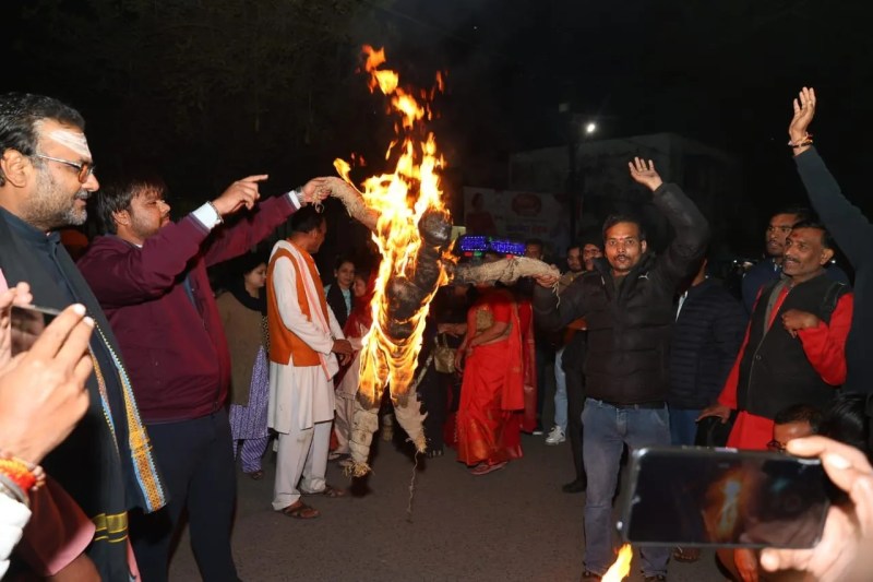 शुक्रवार की शाम चौराहे पर संतोष वर्मा का पुतला जलाकर विरोध जताते नागरिक।